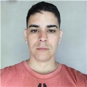 Profesor de informática imparte clases a estudiantes de todos los niveles